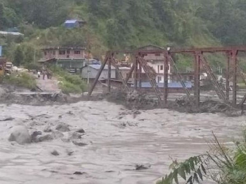 बाढीले सडक अवरुद्ध, बस्ती डुबानमा 